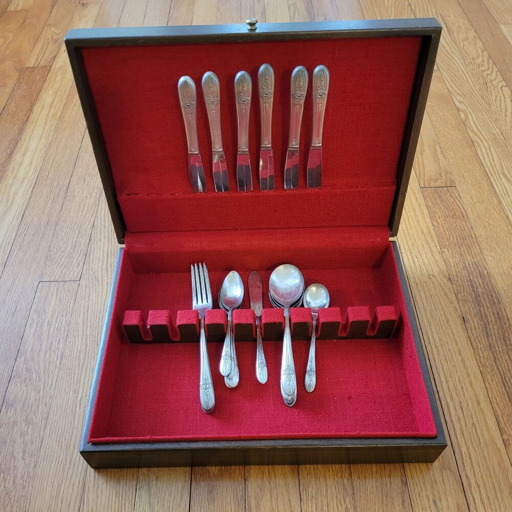 WM Rogers Stainless Steel 6 Place Setting‎ 26 Piece Wood Serving Box Flatware